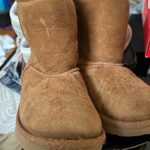 Kids size 13c uggs